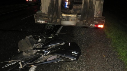 Машина пенсионера развалилась на части после столкновения с грузовиком в Кузбассе