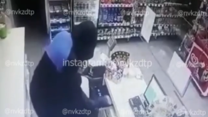 Неизвестный совершил вооруженное ограбление магазина в Новокузнецке