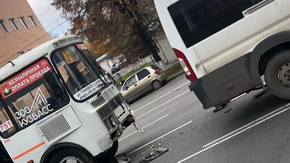 Маршрутка врезалась в микроавтобус в Кемерове