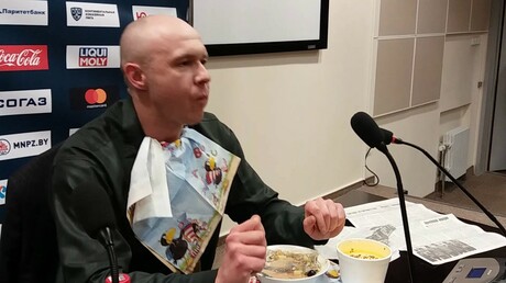 Журналист съел газету после выхода минского «Динамо» в плей-офф КХЛ