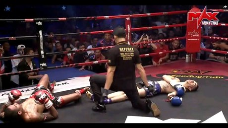 На турнире по тайскому боксу бойцы одновременно отправили друг друга в нокдаун