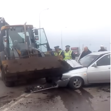 Трактор протаранил легковушку на трассе в Кузбассе: есть пострадавшие