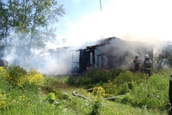 Пожар разбушевался в надворном строении в Кемерове
