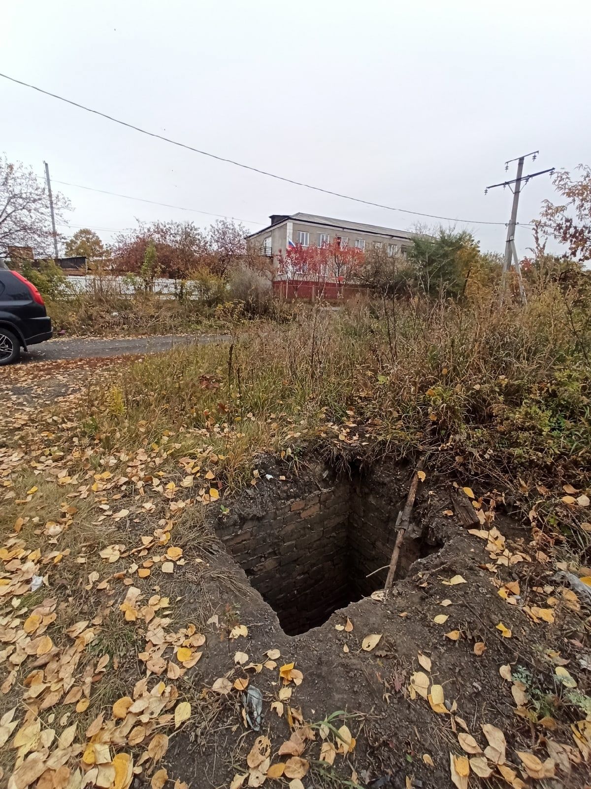 Яма оказалась не глубокая но широкая. Огромная яма. Глубокая яма. Самая глубокая яма. Большая яма в возле Челябинска.