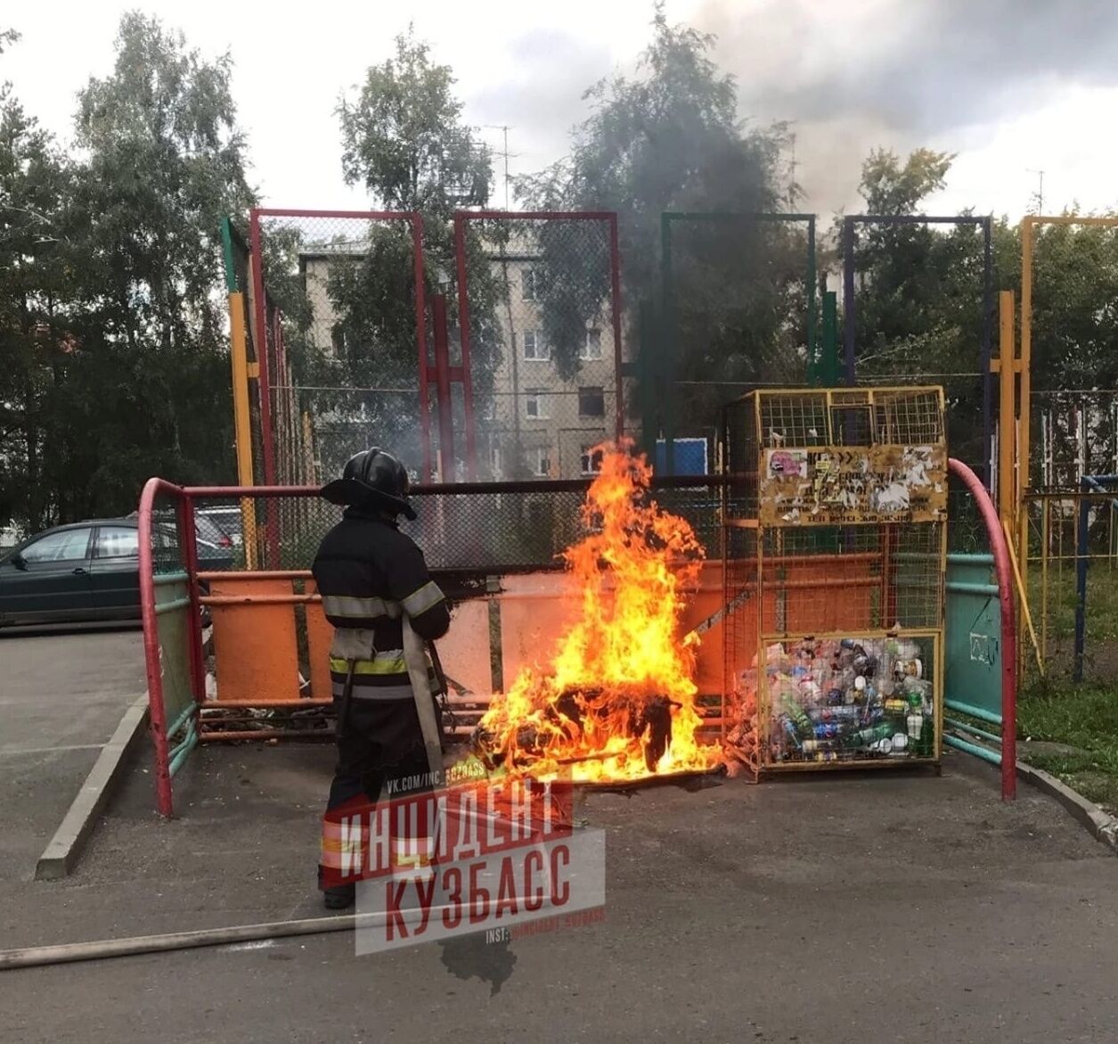 Кемерово когда был пожар. Горит детская площадка. Пожар на детской площадке. Пожар во дворе. Горящая площадка.