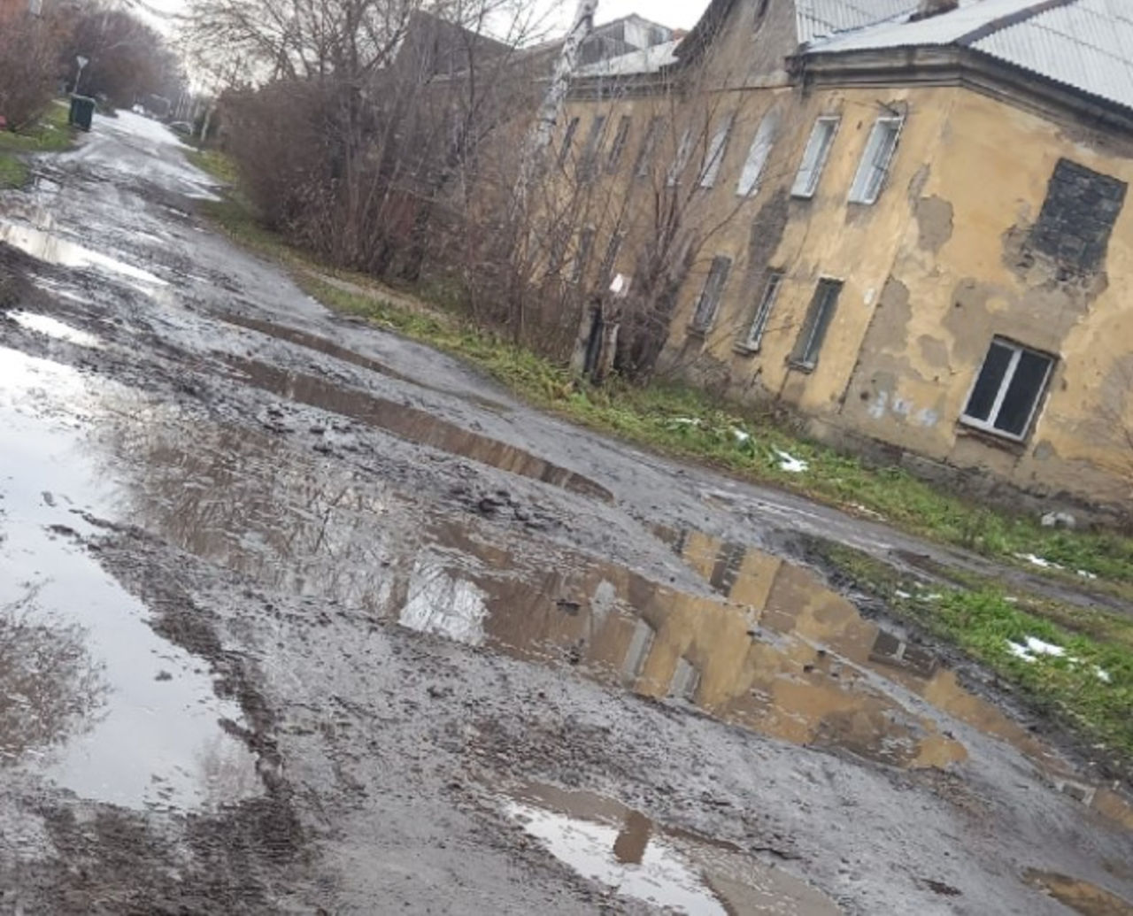 Чп ленинск кузнецкий. Лужа во дворе. Вечная лужа. Разбитые дороги в Кузбассе. Барак лужи.