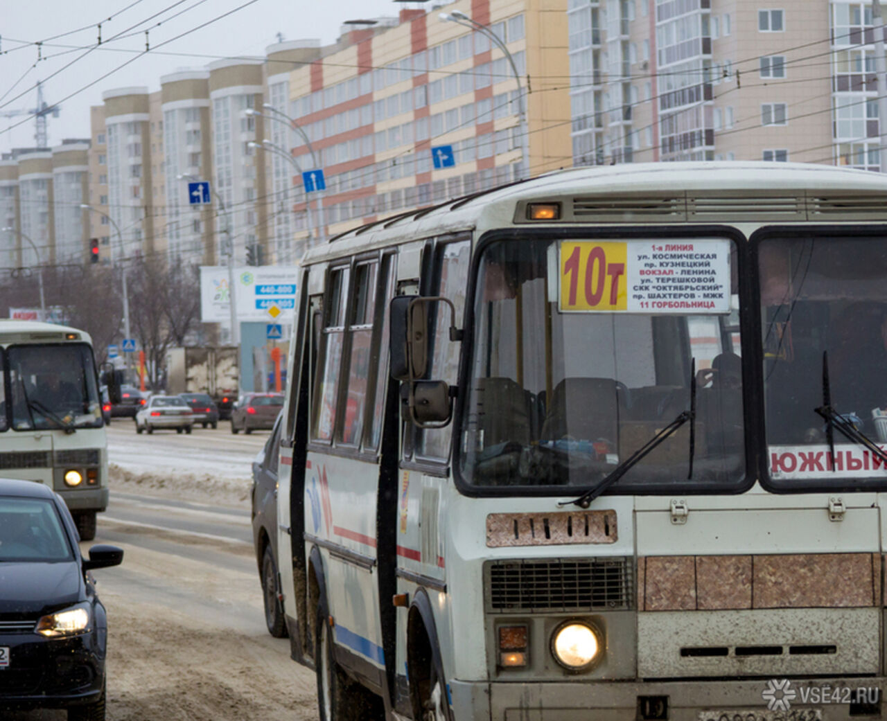 Едет автобус кемерово. 10т Кемерово. Маршрутный транспорт. Кемеровские маршрутки. Автобус 84 Кемерово.