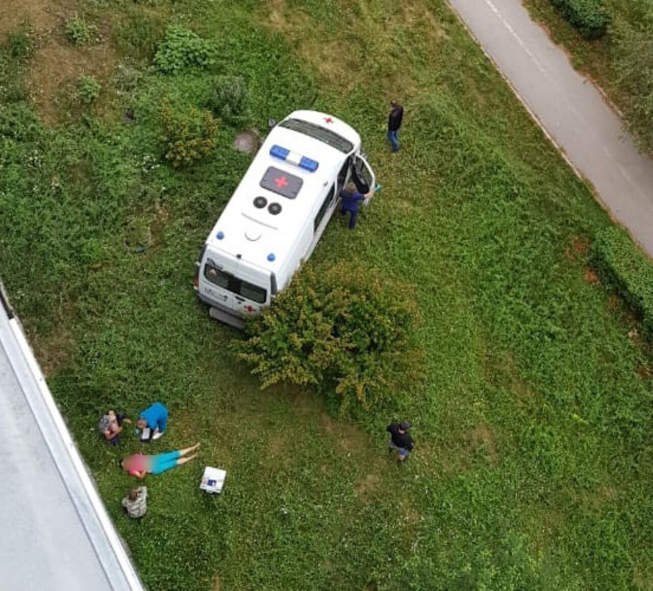 Девушка выпала из окна. Малыш выпал из окна в москве. Мужчина выпал из окна в москве. Девушка выпала из окна в москве. Выпавшие из окна.