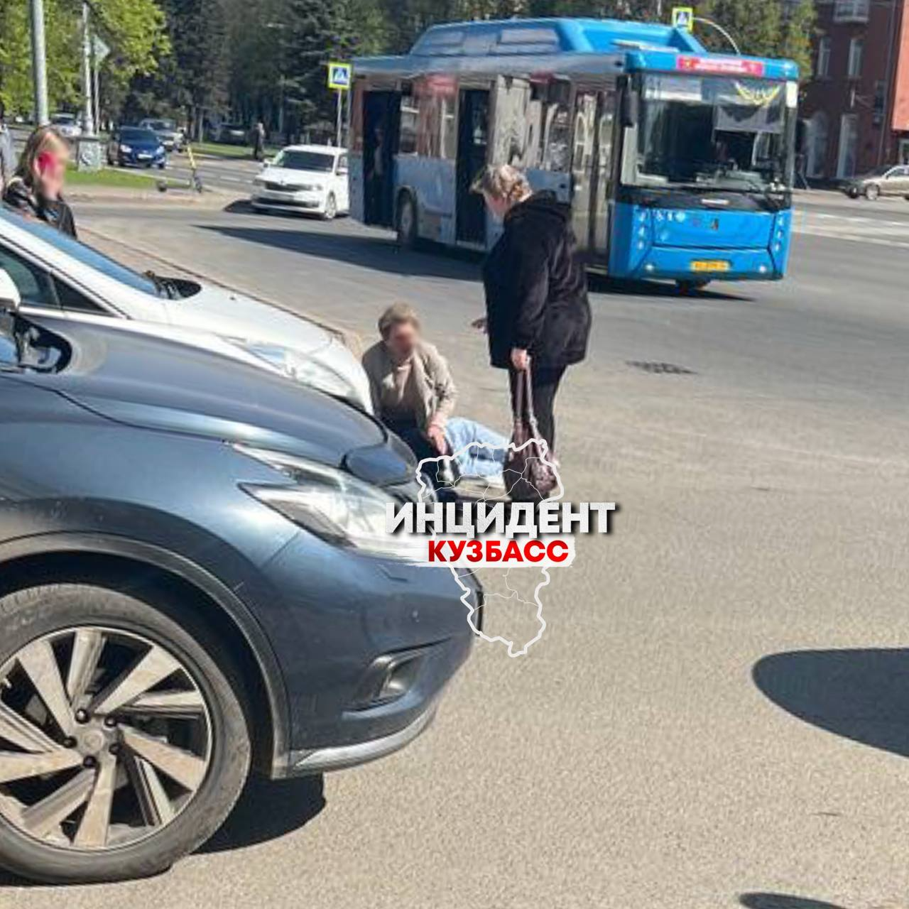 Девушка попала под колеса автомобиля в Кемерове