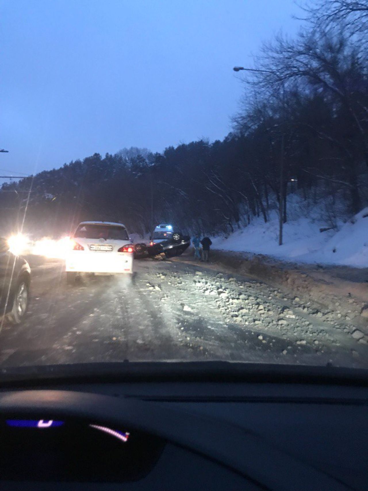 Появились фото из Кемерова, где в районе Кузнецкого моста перевернулся автомобиль «ВАЗ» Появились фото из Кемерова, где в районе Кузнецкого моста перевернулся автомобиль «ВАЗ»