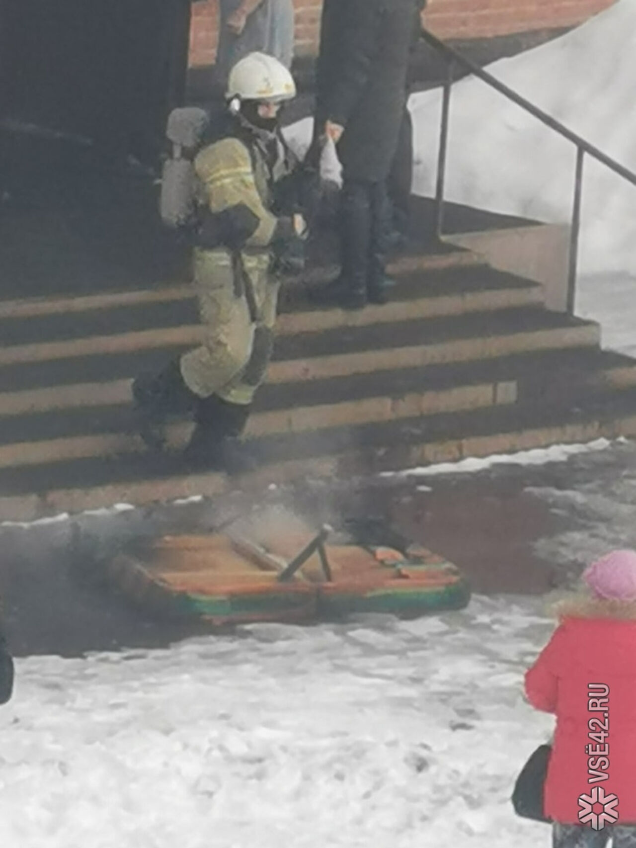 новости пожар в многоквартирном доме. пожар фото. пожарные кемерово 2021. проспект ленина 35 кемерово пожар. пожар на спортивной улице вчера в кемерово.