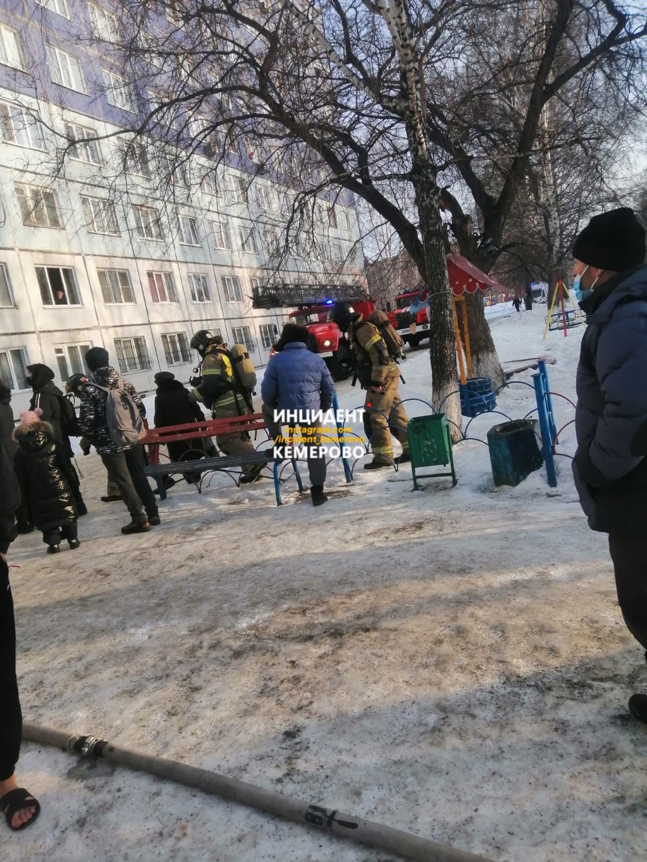 Новости кемерово сегодня последние свежие. Пожар в Кемерово сейчас 1 час назад. Пожар в Кемерово сейчас 1 час. Пожар в общежитии Кемерово. Пожар в Кемерово сейчас час назад.