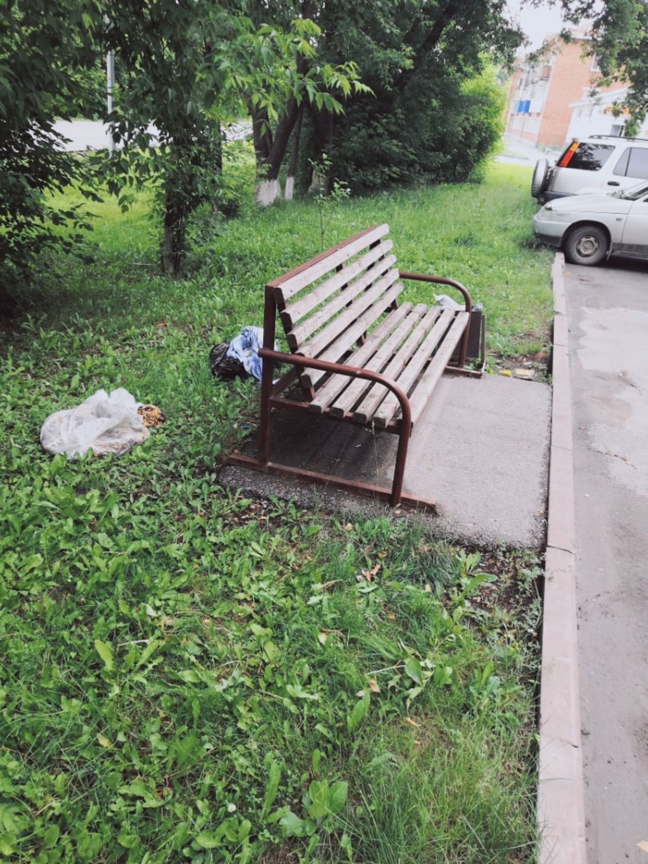 Двор находившийся. Вышел во двор. В дворе пакет. Во дворе. Увидел дворе.