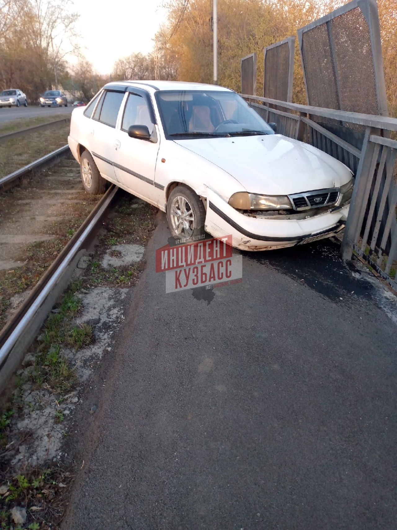 Кузбасс машина. Машины. Автомобиль на дороге. Мост в машине. Водитель врезался в дорожное ограждение.