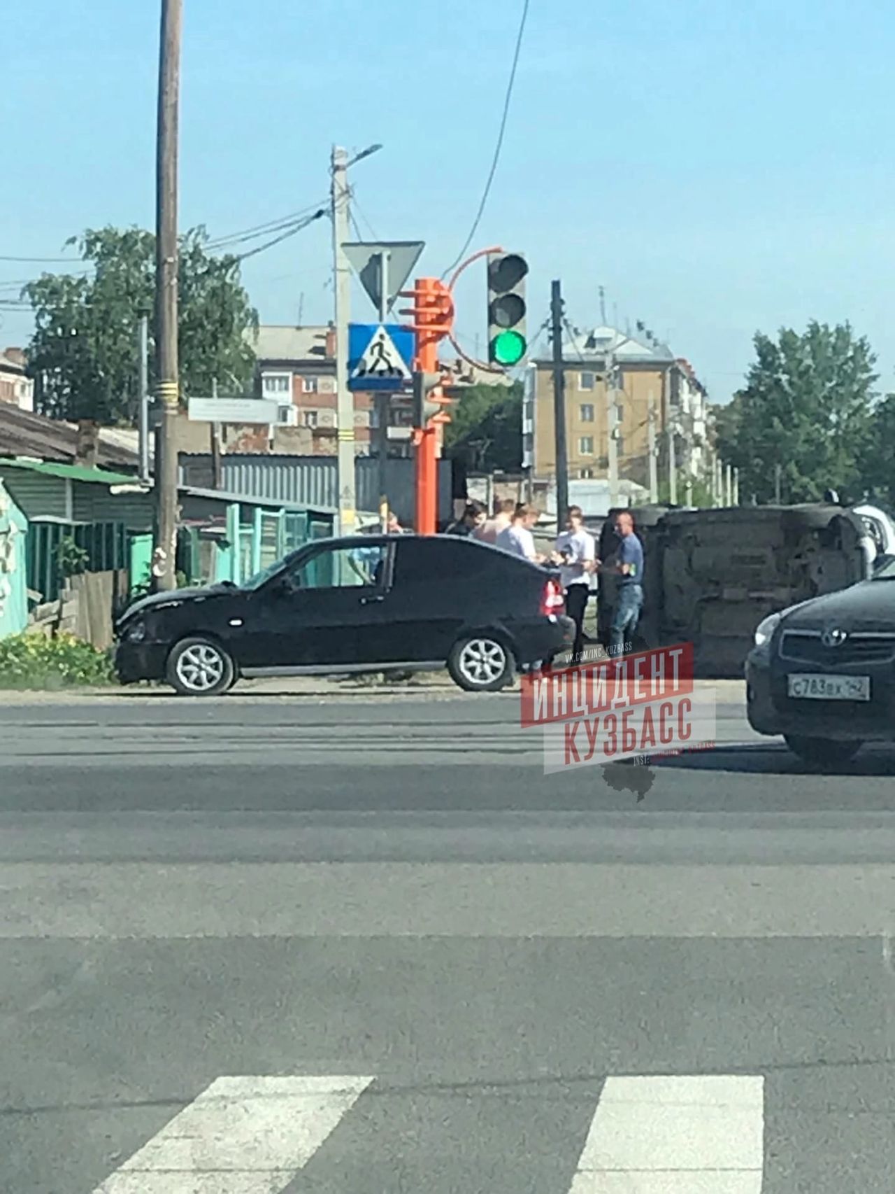 Новости кемерово все 42. Перевернутая машина. Два перекрестка. ДТП В Кемерово улица Сибиряков Гвардейцев и Каменская 31 августа 2022. Кемерово прорыв на перекрестке.