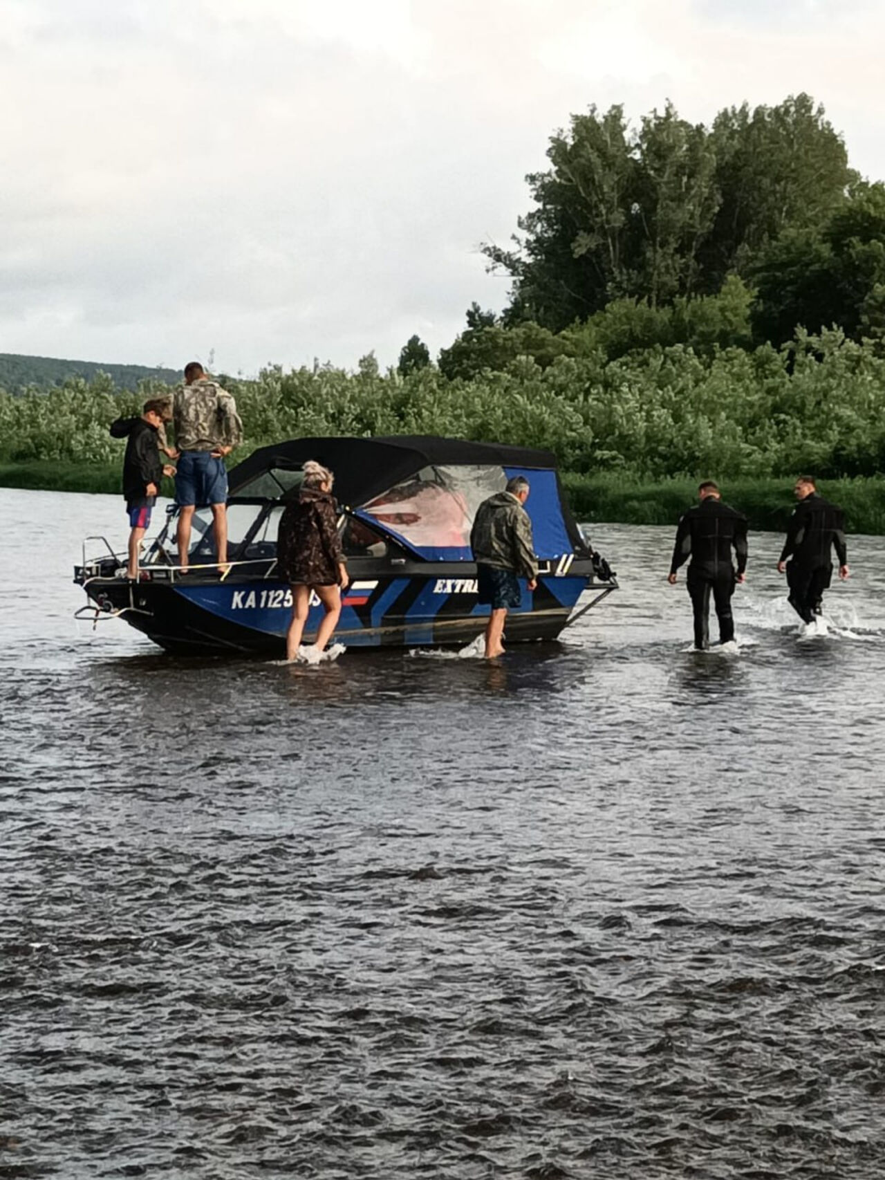 Лодка со взрослыми и детьми села на мель посреди Томи около Кемерова /  VSE42.RU - информационный сайт Кузбасса.