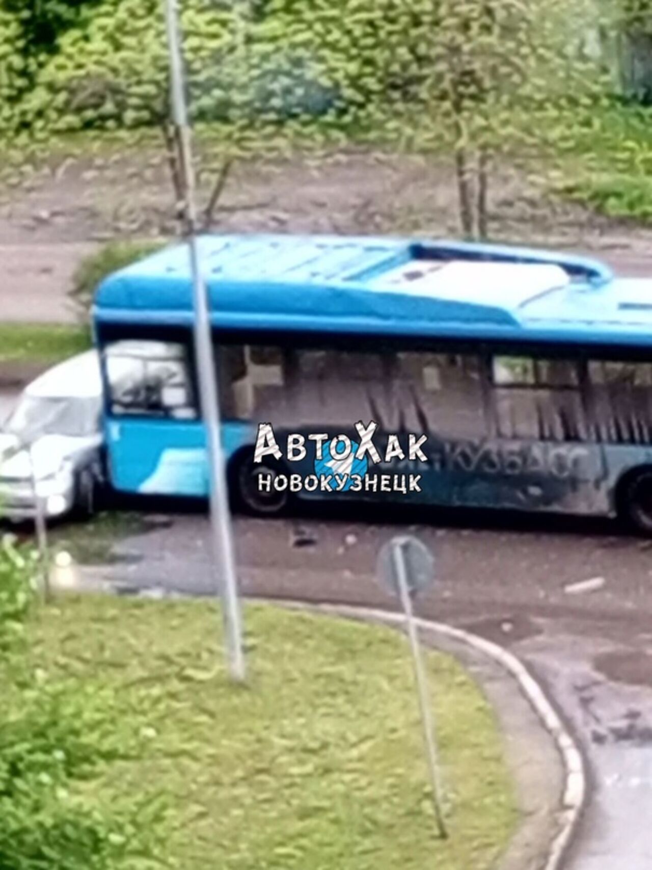 Автобус и легковушка попали в аварию в Новокузнецке / VSE42.RU -  информационный сайт Кузбасса.