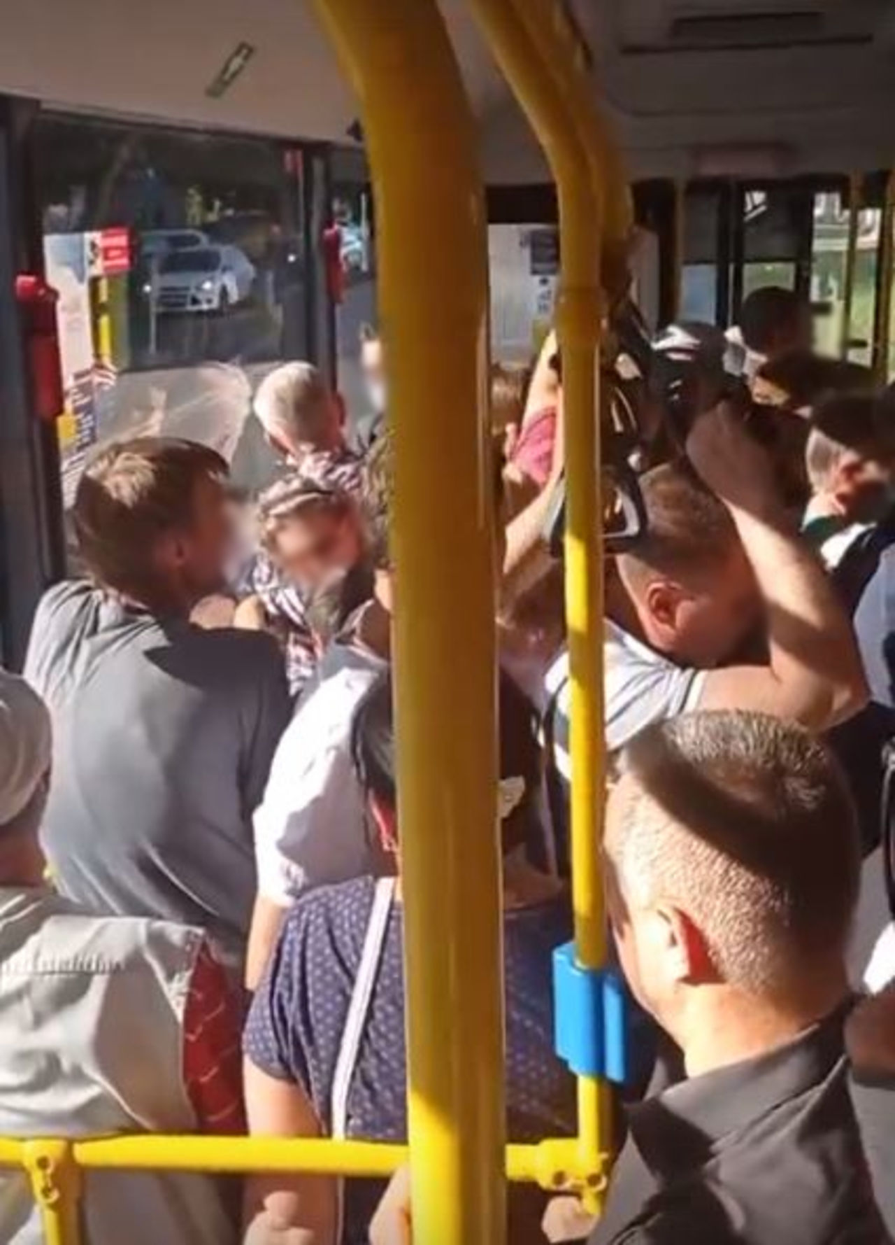 Забитый автобус. Люди в автобусе. Автобус забитый людьми. Автобус переполненный людьми. Душный автобус.