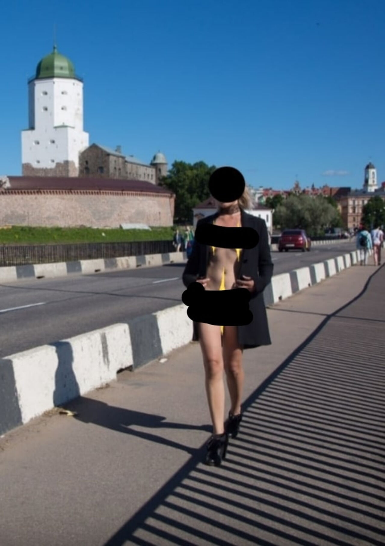 голая девушка на тротуаре - ero-foto.fun