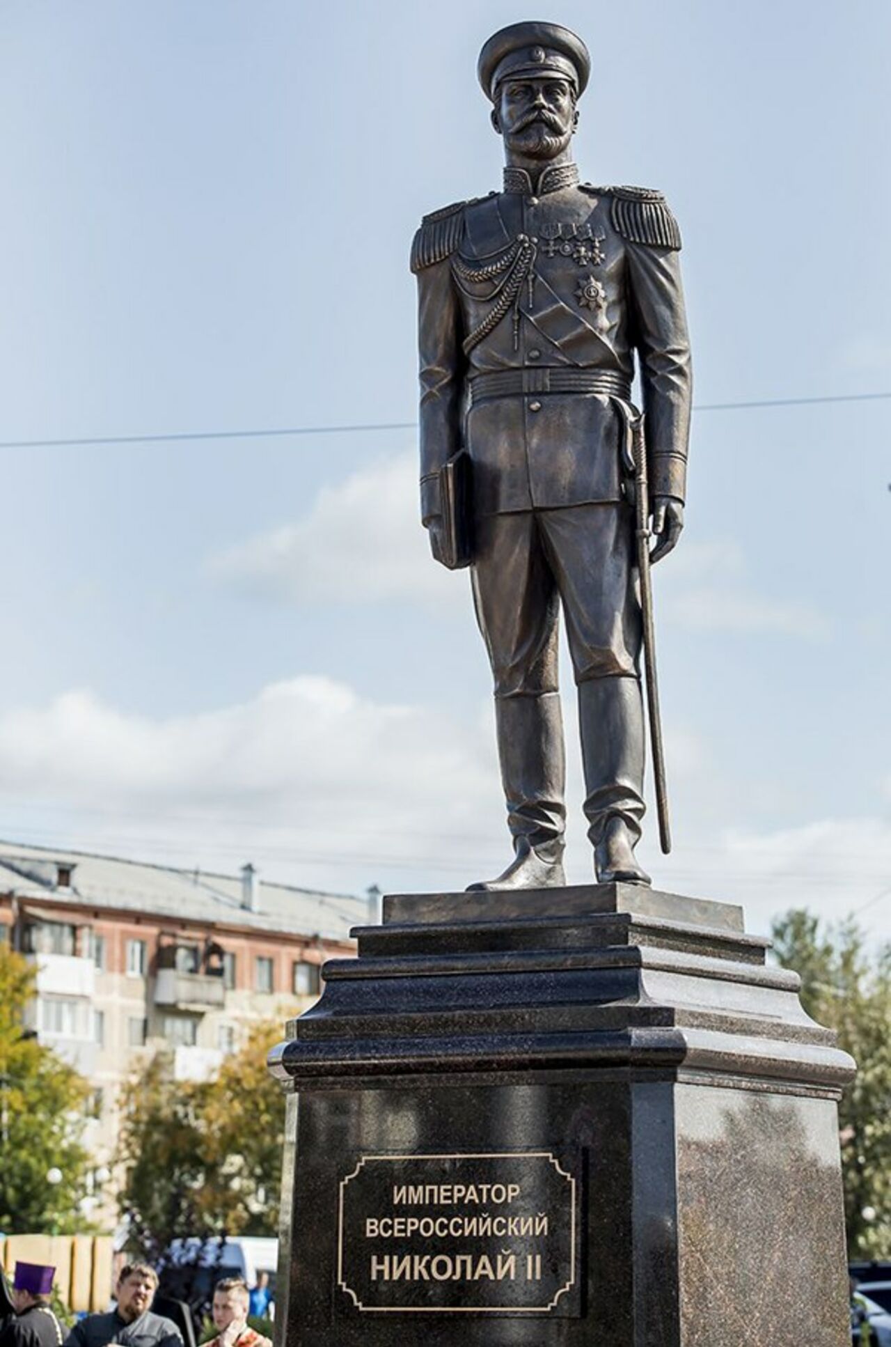 Памятники николаю второму. Памятник Николаю 2 в Ленинске-Кузнецком. Памятник Николаю 2 Ленинск Кузнецкий. Памятник царю Николаю 2. Памятник императору Николаю 2 в Ленинске-Кузнецком.