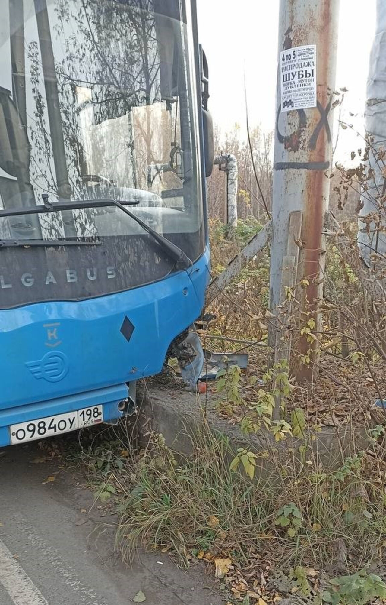 Пассажирка врезавшегося в столб автобуса в Новокузнецке получила травмы /  VSE42.RU - информационный сайт Кузбасса.