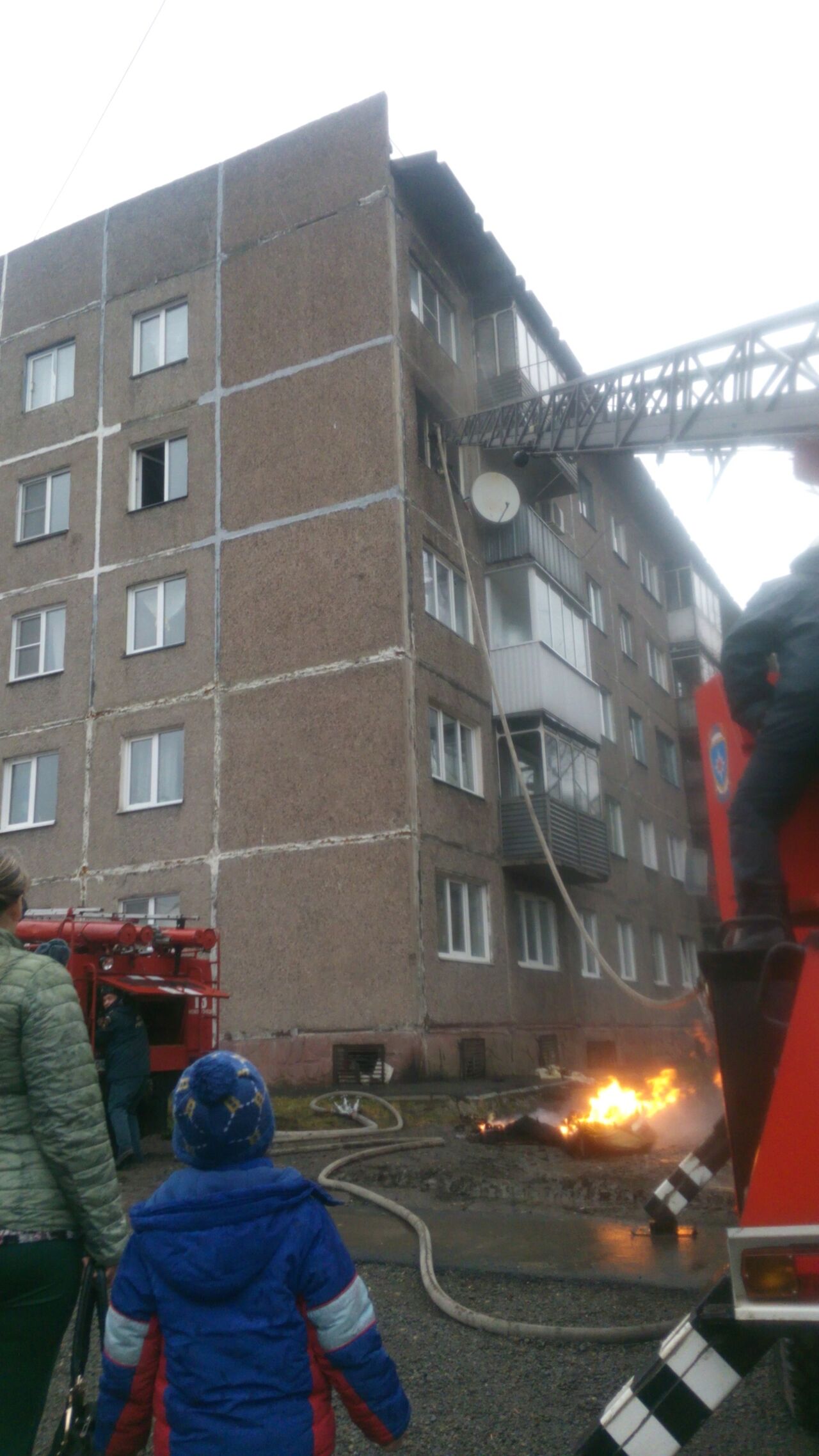 Пожар в новокузнецке. Пожары в сибири. Пожар в новокузнецке вчера. Новокузнецк пожар 10. Мчс город новокузнецк.