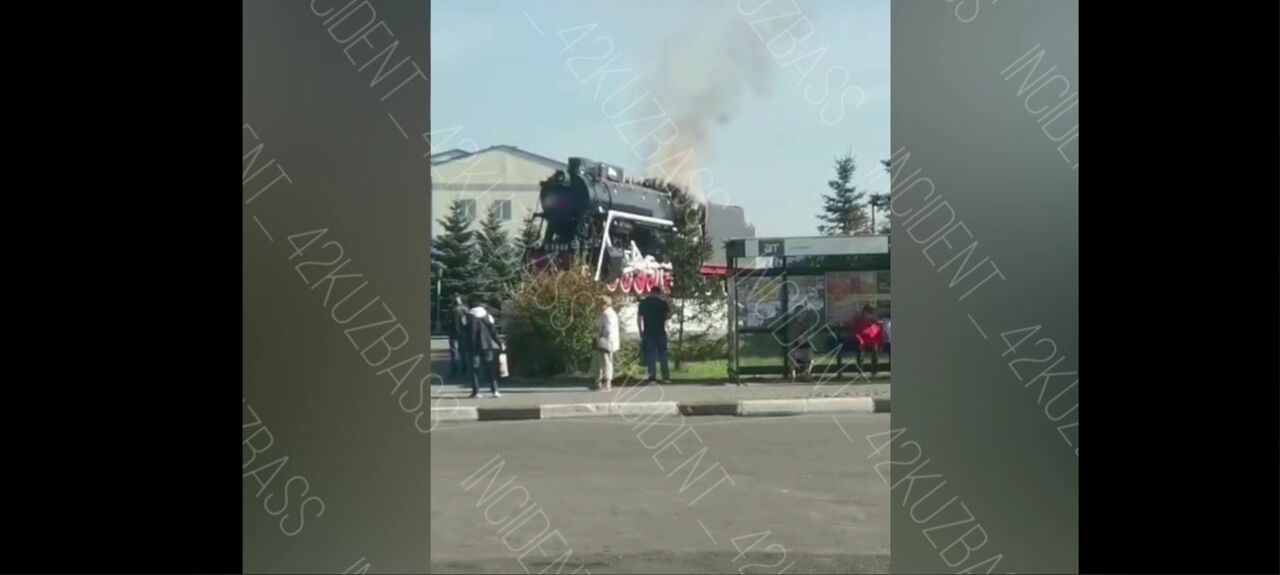 Пожар в междуреченском. Памятник паровоз Междуреченск. Обелиск в Междуреченске. Паровоз Междуреченск на вокзале. Пожар в Междуреченске.