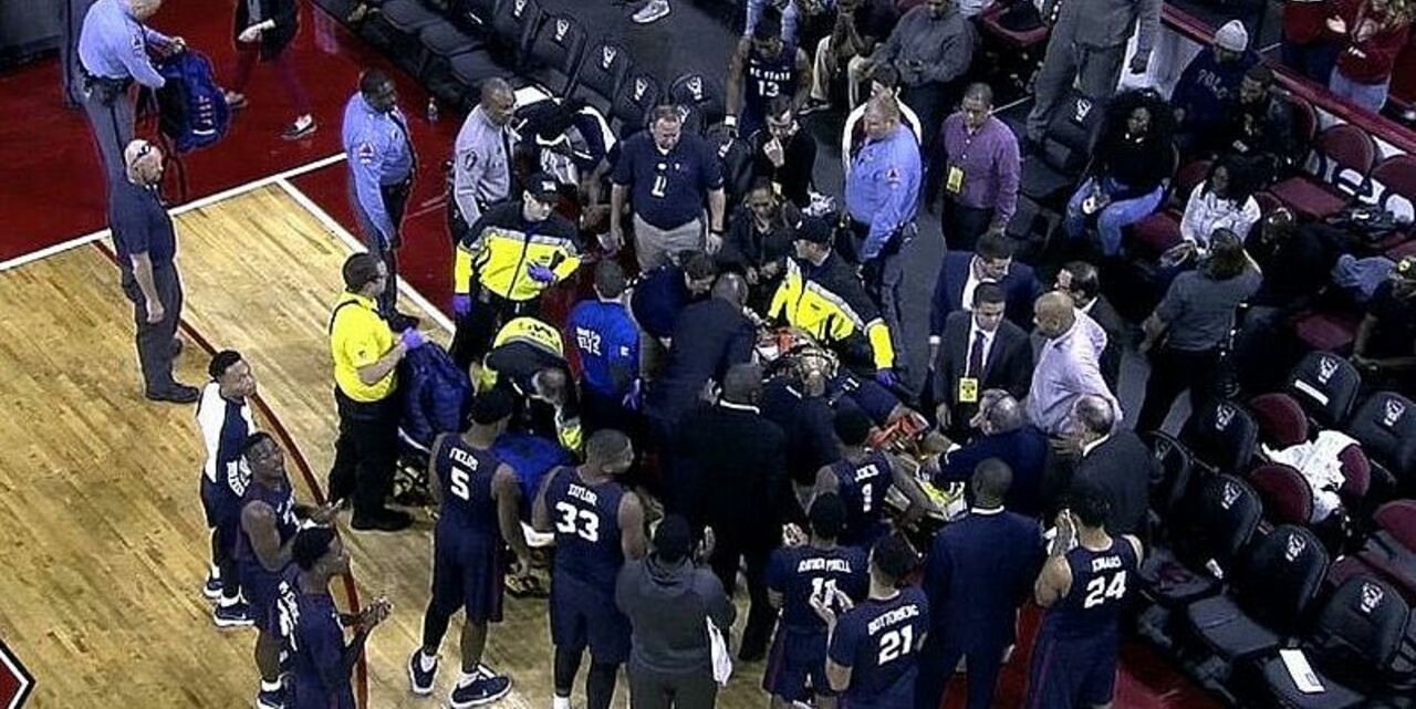 Игрок Южной Каролины был реанимирован после остановки сердца во время матча NCAA