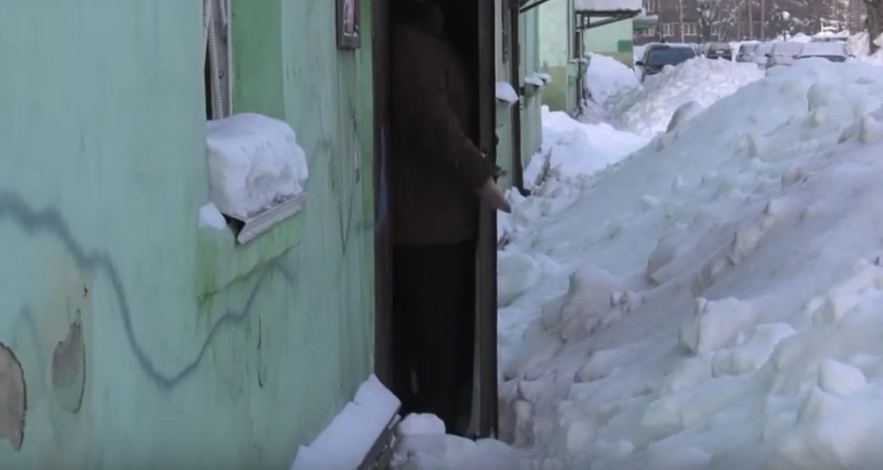 Сугробы на дверь. Сугробы в Междуреченске. Двери подъездные от снега. Завалило снегом двери в подъезд. Дверь в снегу.