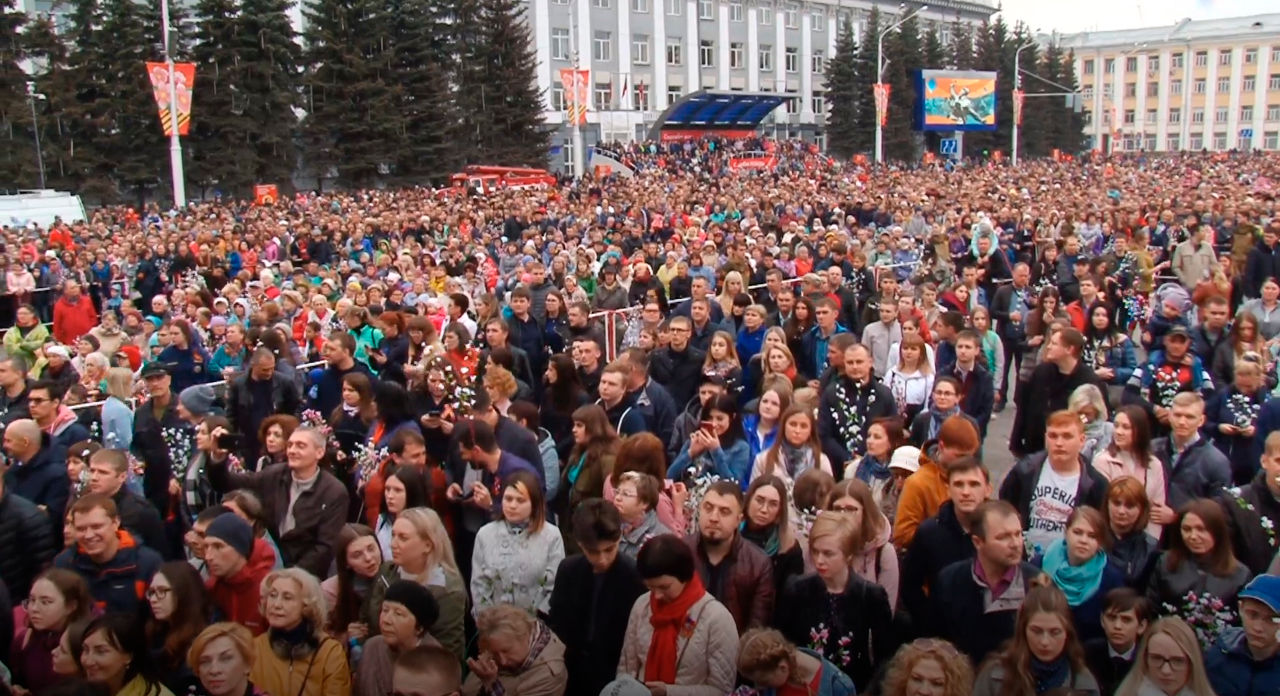 Новости день кемерово. Кемерово 2018. Концерт на площади советов в Кемерово фото. Фото с выступления Кемерова. Районы области выступают на площади.