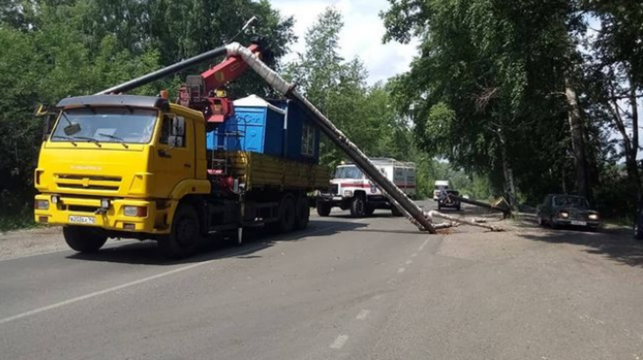 Зелло анжеро. КАМАЗ снесла трубу. Самосвал снес трубы на уютной Ульяновск. Тулун КАМАЗ снес трубу. Фура зацепила газовую трубу.