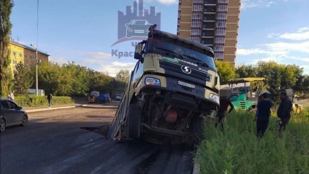 Гелик ушел под асфальт. Грузовик провалился под асфальт. Фура провалился под асфальт. Грузовик провалился под асфальт Красноярск. Мусоровоз провалился под асфальт.