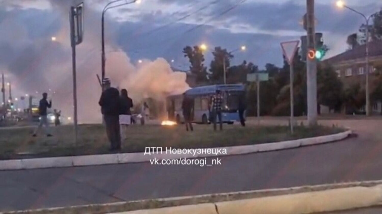 Континент горит новокузнецк. Сгорел автобус в Новокузнецке сегодня.