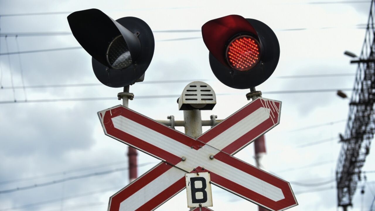 Ремонт железнодорожного переезда. Перекрытие железнодорожного переезда. Желенодорожныйпереезд. Шлагбаум на железной дороге. Работа железнодорожных переездов.