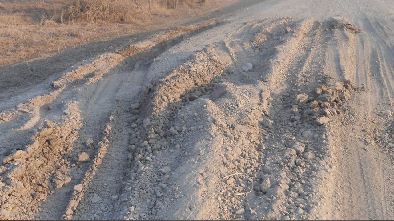 Поселком стало. Дорога в населенном пункте. Кузбассовцы пожаловались на плохую дорогу. Деревня Шихово фото дороги. Дорога поселок ГРЕКОМАЙСКИЙ.