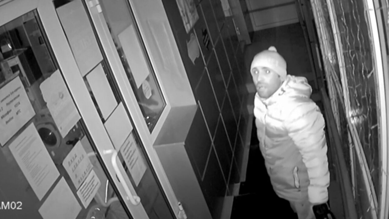 кража ювелирных украшений. разбитая камера видеонаблюдения. грабят магазин. кража ломбарда. кража ломбарда.