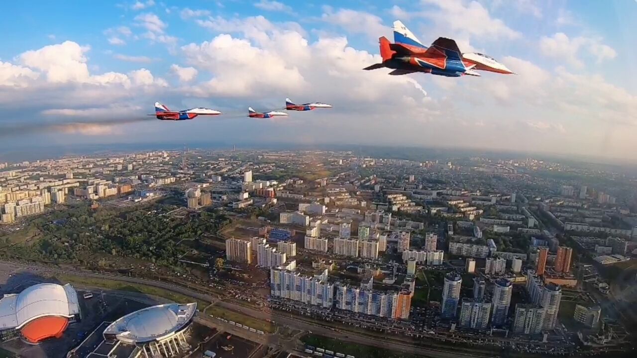 Над московской. Стрижи. Стрижи пилотажная группа. Истребитель Стриж. Стрижи в Кемерово.