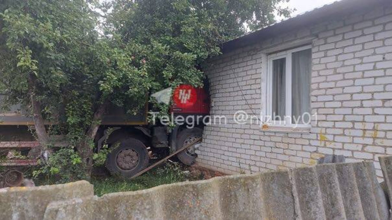 Заехал в дом. Грузовик въехал в дом в Вадском районе. Самосвал врезался в дом. Машина въехала в дом. Автомобиль протаранил дом.