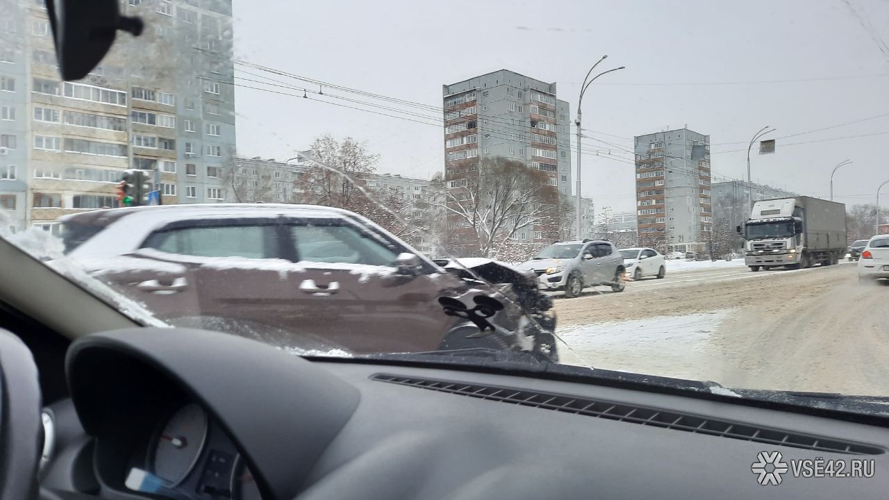 Два водителя получили серьезные травмы но на машинах не было следов столкновения объясните