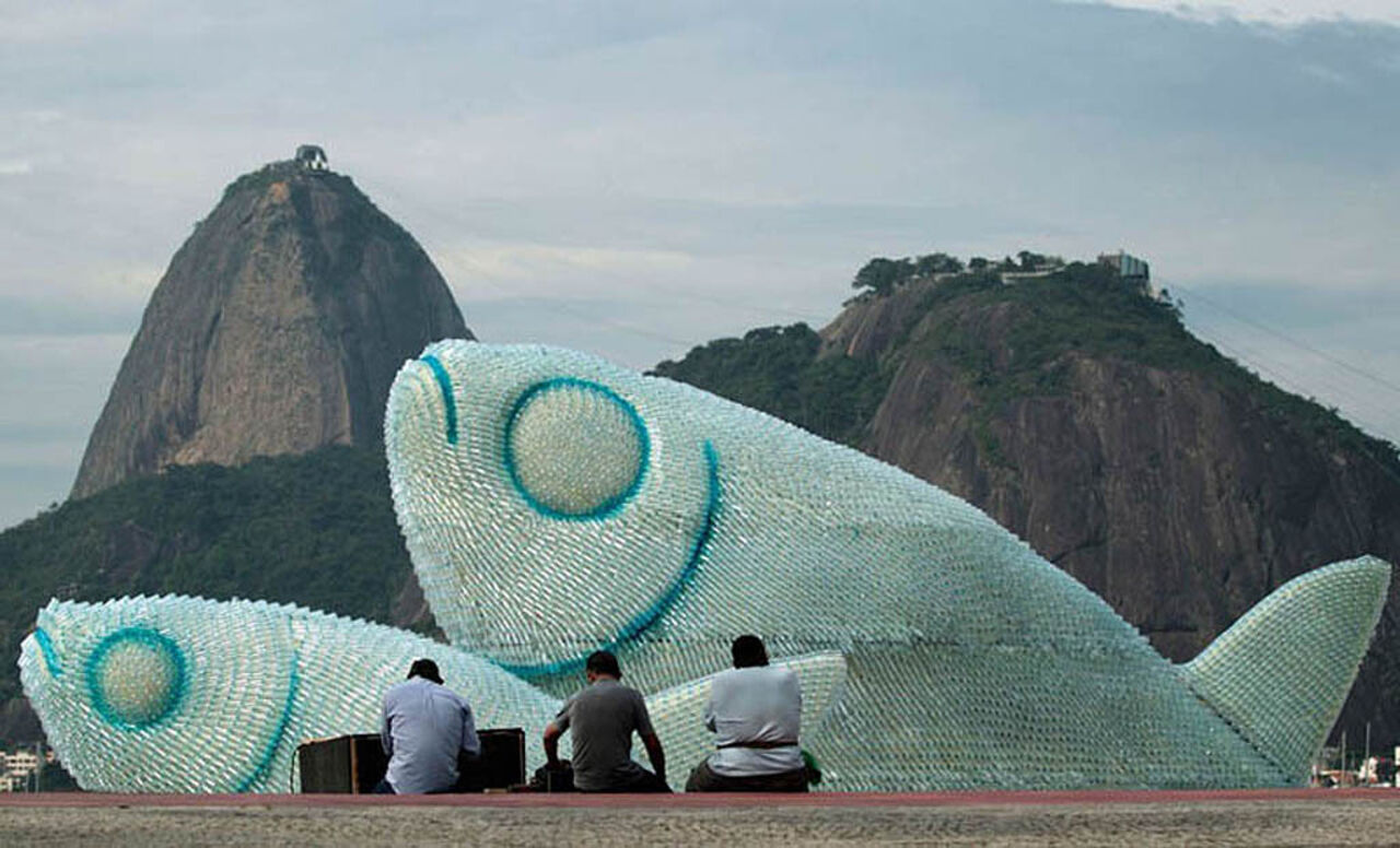 Скульптура гигантской рыбы в Рио
