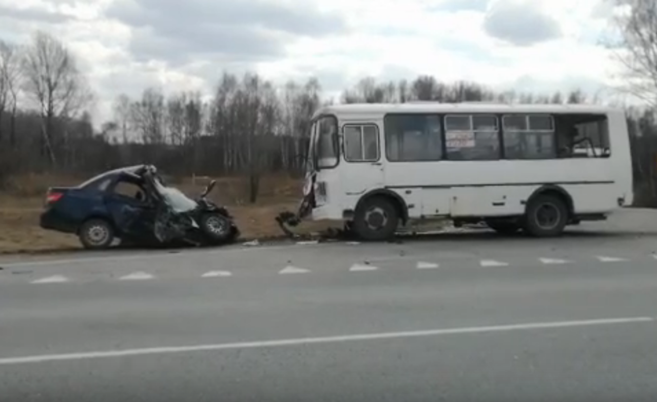 Автобус машины аварии. ДТП С автобусом Новосибирск. ДТП легковушки и автобуса в НСК. Лобовое столкновение автобус.