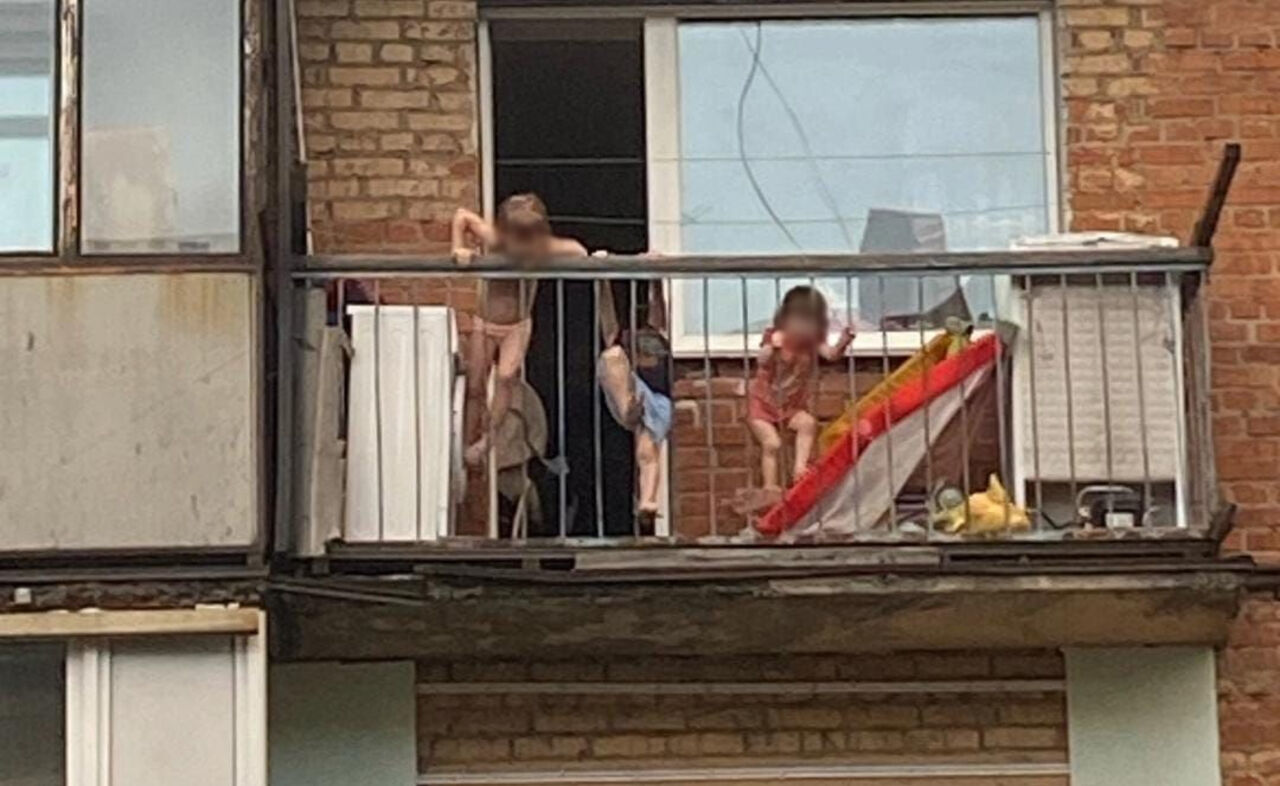 Дети залезли на перила балкона на четвертом этаже многоэтажки в Кузбассе /  VSE42.RU - информационный сайт Кузбасса.