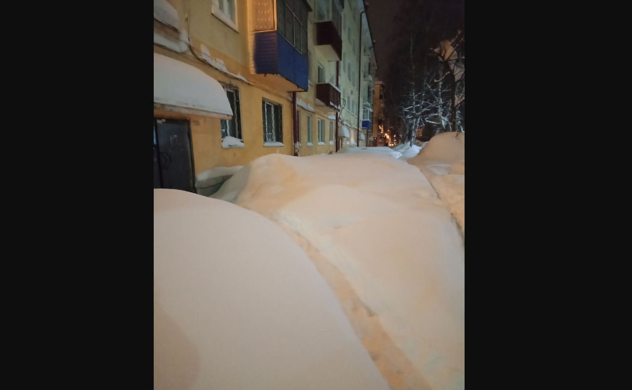 Абдулов шампанское. Междуреченск сугробы. Заваленный снегом подъезд. Снег у подъезда. Снег в Междуреченске сегодня.