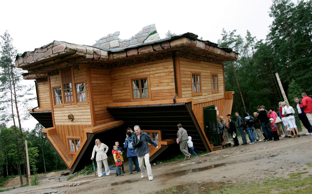 Дом перевертыш в Польше