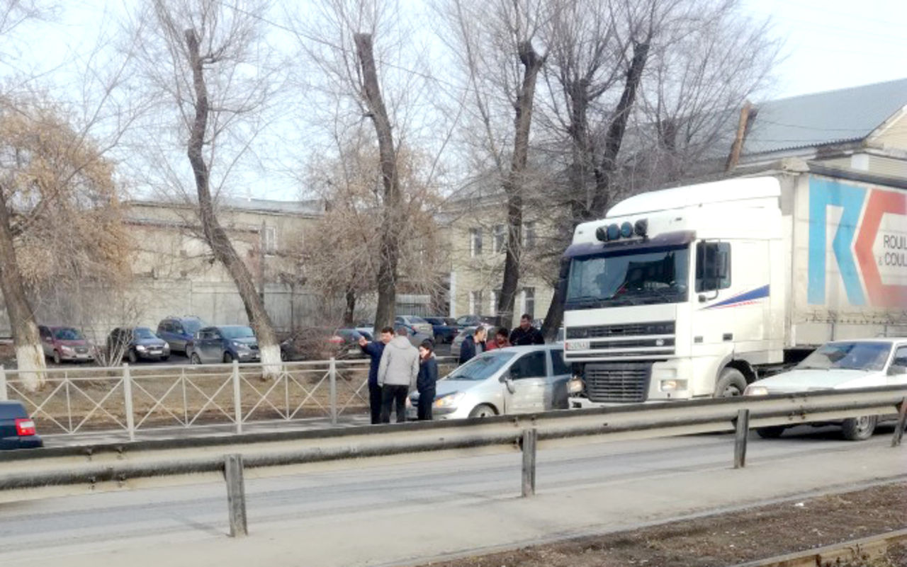 Канал победа сегодня кемерово. Авария в Кемерове с фурой вчера. Авария в Кемерово сегодня на Кузнецком проспекте. ДТП на Кузнецком проспекте Кемерово сегодня.