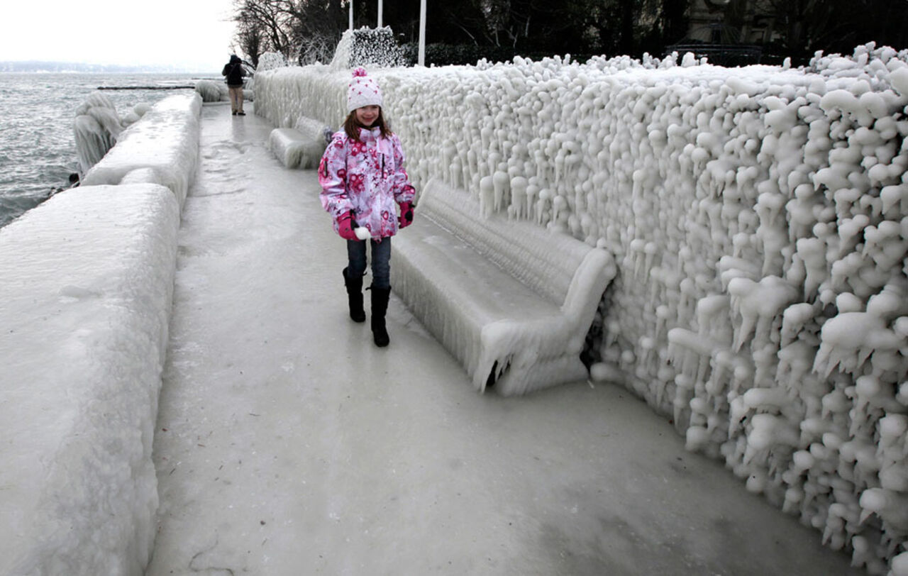 Система заморозки является самой сильной. Европа замерзает. Холод в городе. Обледенение улицы. Холодная зима в Европе.