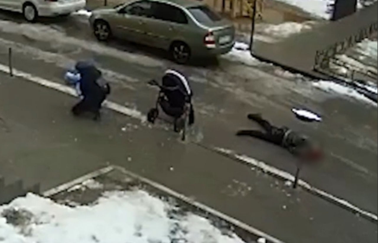 Мужчина упал на коляску с малышом в Воронеже