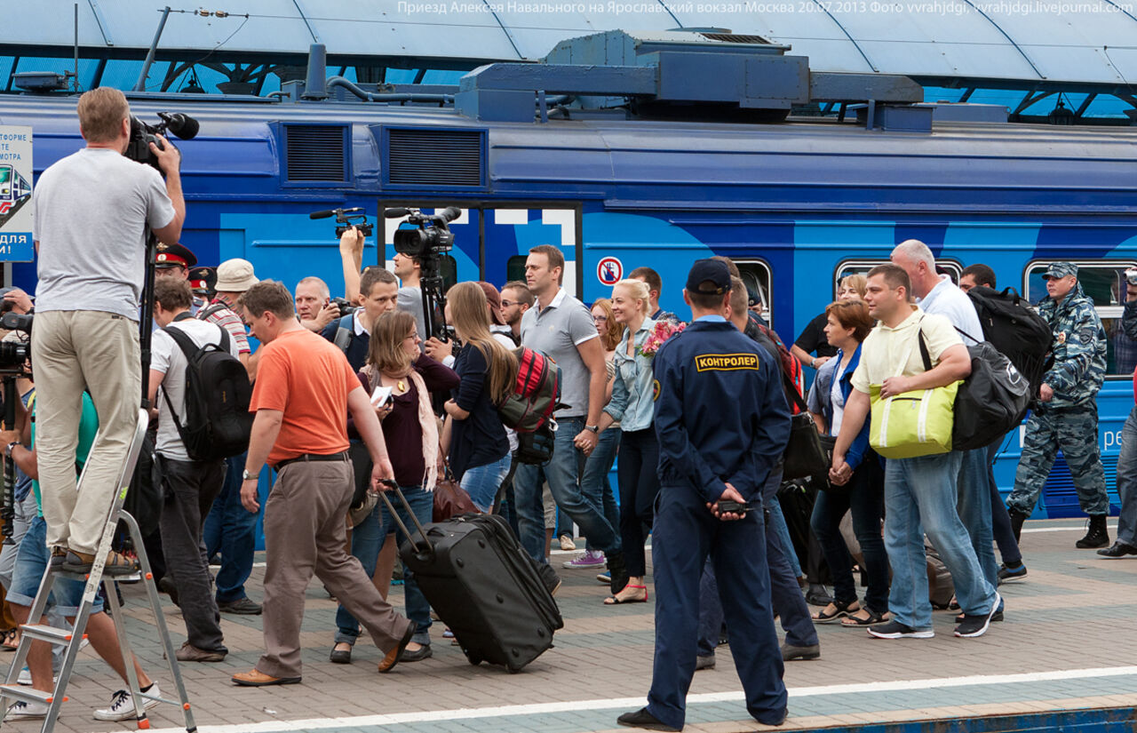 Проголосовать на вокзале. Пассажиры в поезде. Люди в поезде. Пассажиры на вокзале. Люди на вокзале в Москве.