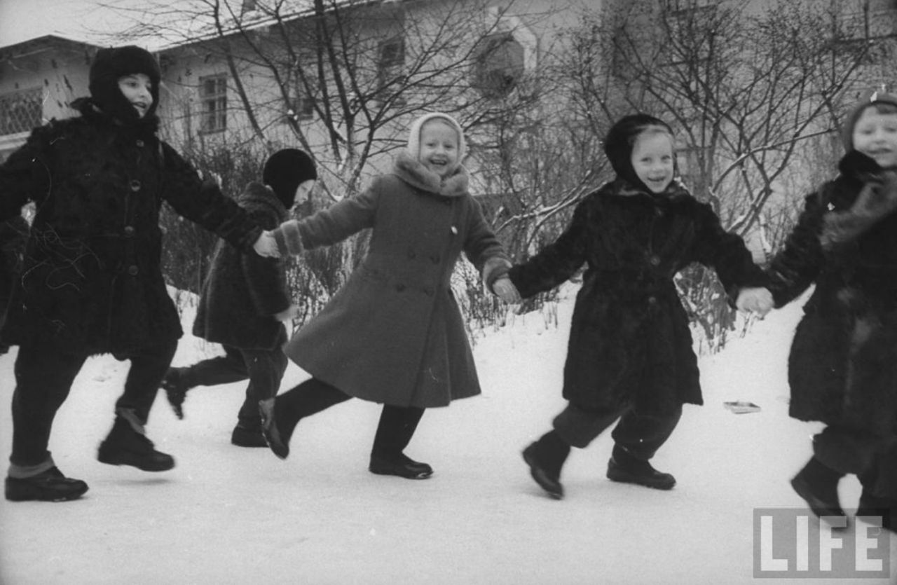 Детский сад на прогулке СССР
