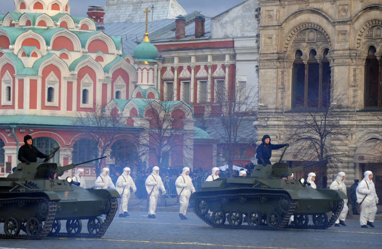 История парадов россии. Парад на красной площади 7 ноября 1941 года. Марш на красной площади. Техника на параде 7 ноября 1941. Косплей парада 1941.